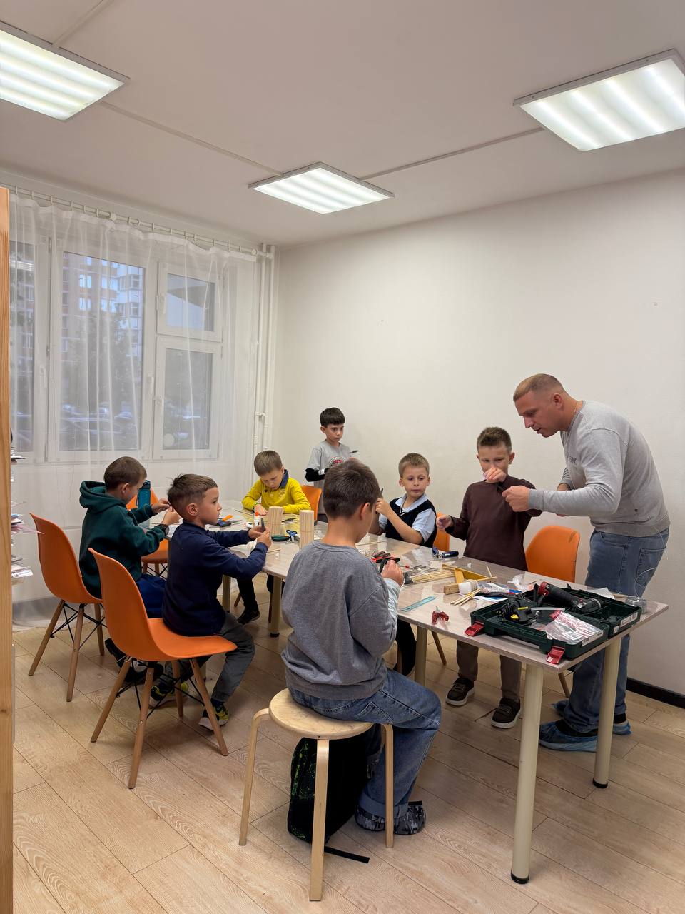 Дети собирают инженерные модели